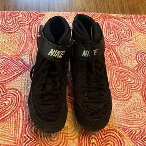 Nike Boys black wrestling shoes size 2 Youth Excellent Condition